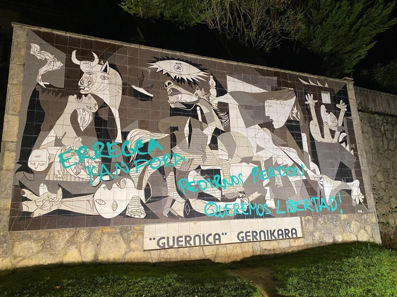 Pintadas en el mural del 'Guernica' de Gernika