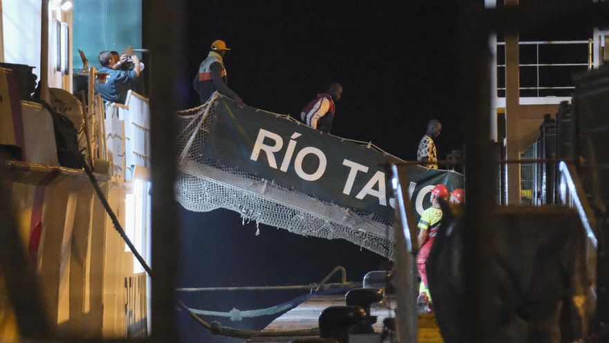 Una patrullera de la Guardia Civil rescata a 193 inmigrantes al sur de El Hierro y los traslada a Tenerife