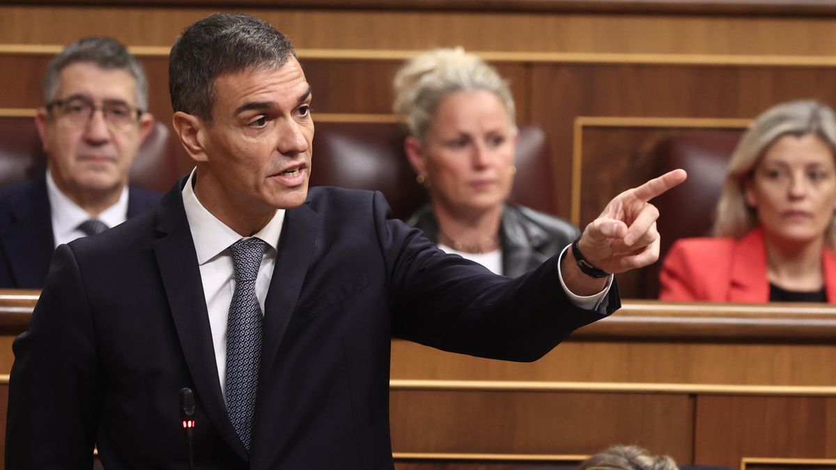 Feijóo acusa a Sánchez de "no ser mejor que Koldo, Ábalos y Salazar" y el presidente asegura "asumir" los errores