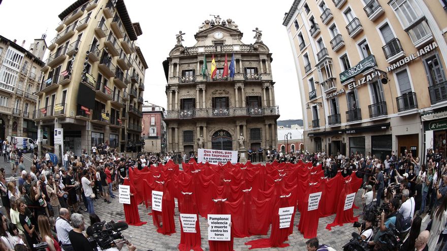 Animalistas representan "los espíritus ensangrentados" que morirán en Sanfermines para exigir el fin de la tauromaquia