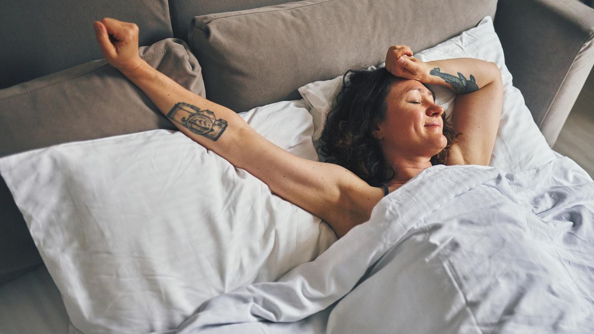 Las cinco cosas que debes hacer durante el día para dormir mejor por la noche, según los expertos en sueño