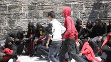 De la patera al autobús, bienvenidos al norte: la travesía del migrante se alarga en España por falta de recursos