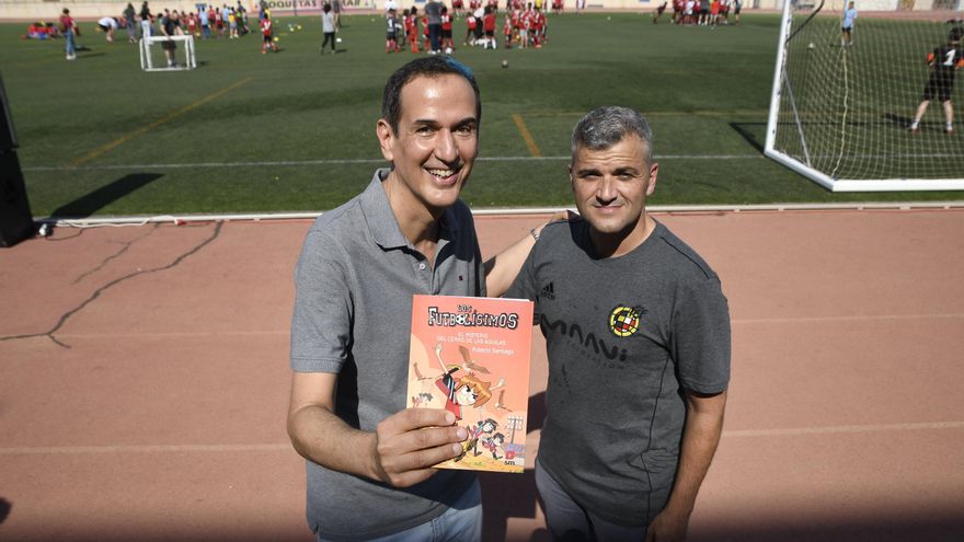 La nueva novela de Roberto Santiago aborda el acoso escolar desde los ojos de un testigo