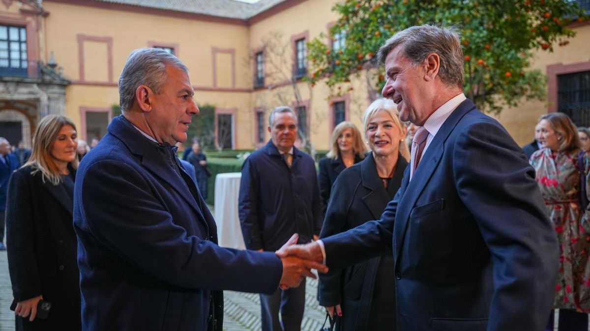 José Luis Sanz saluda a Cayetano Martínez de Irujo en presencia de Patricia del Pozo.