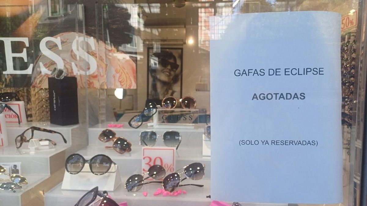 Gafas del eclipse agotadas en las ópticas del centro. Óptica Urbi vendió 800 sólo el lunes. Ha habido lista de espera.