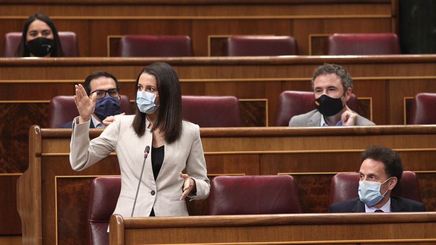 La presidenta de Ciudadanos, Inés Arrimadas, interviniendo desde su escaño en el Congreso de los Diputados.