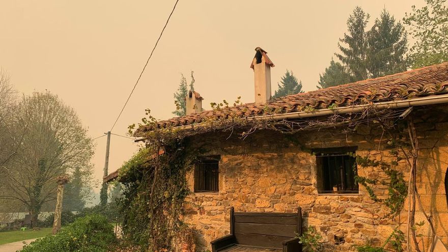 En "fase de control", el incendio en Balmaseda que ha obligado a desalojar viviendas y se ha extendido a Burgos