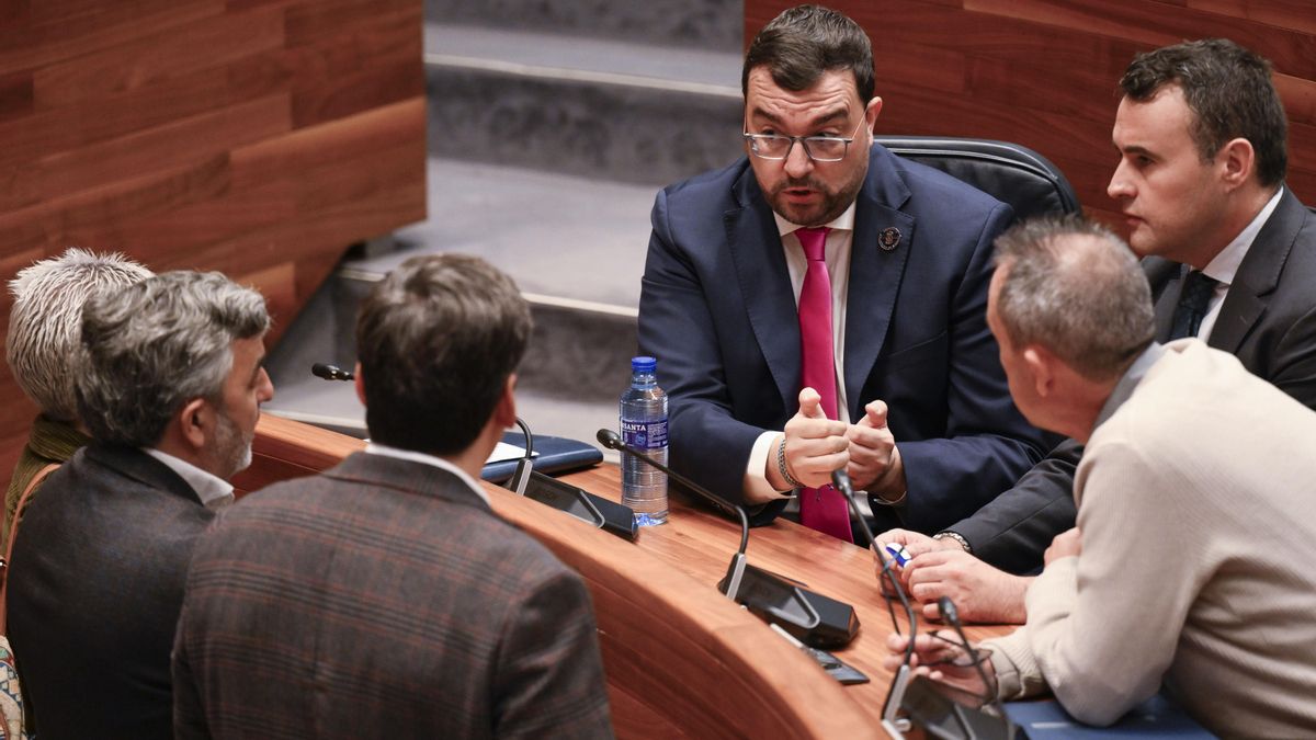 El presidente del Principado de Asturias, Adrián Barbón, en el centro, junto a varios consejeros en el parlamento asturiano, este miércoles.