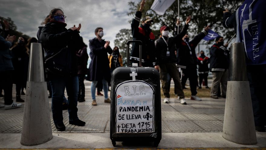 Trabajadores de Latam Argentina protestan contra el cese de actividades