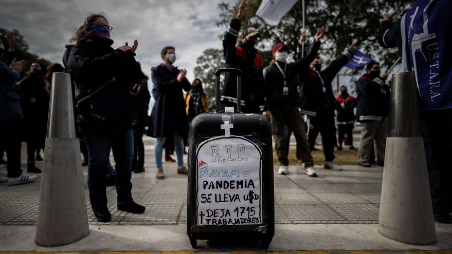 Trabajadores de Latam Argentina protestan contra el cese de actividades