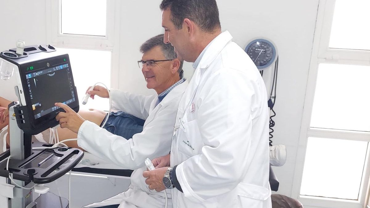 Profesionales sanitarios manejando un ecógrafo.