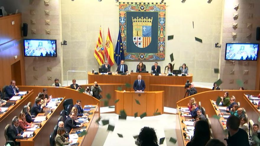 Octavillas y bronca política: la escuela pública paraliza el pleno de Aragón para protestar por el Bachillerato concertado