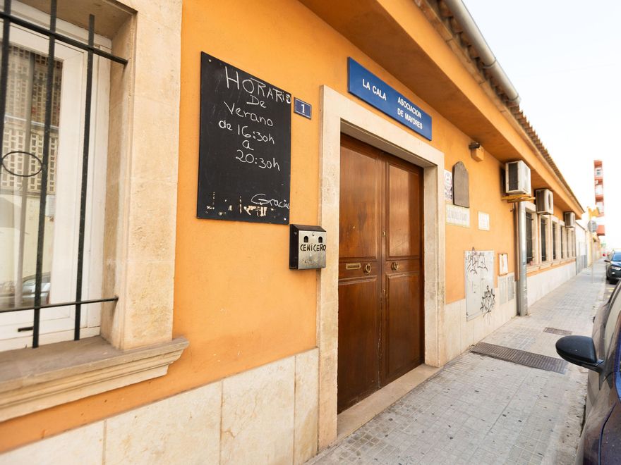 La persiana bajada del casal La Cala se ha convertido en el símbolo de un barrio que lamenta haber perdido el principal espacio de socialización de sus personas mayores