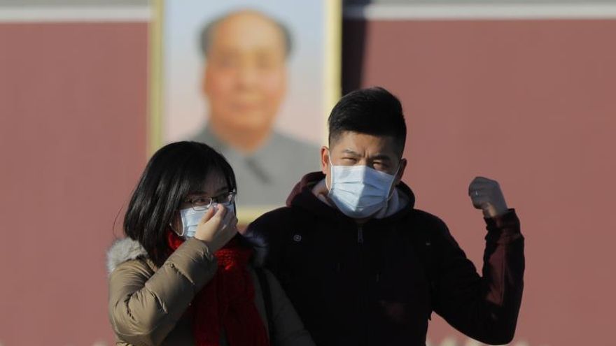 Ciudadanos chinos con máscaras en Pekín tras detectarse un virus en Wuhan.