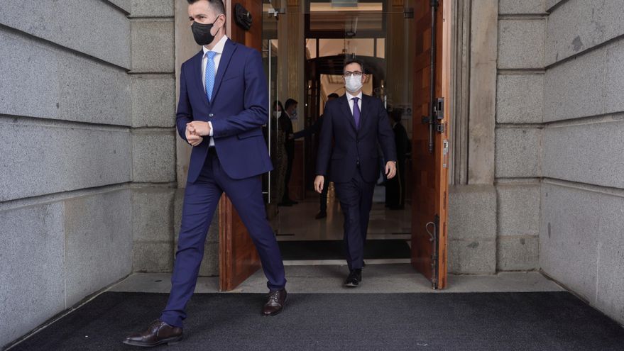 El portavoz del PSOE en el Congreso, Héctor Gómez (i), y el ministro de la Presidencia Félix Bolaños (c), se dirigen a una rueda de prensa en el Congreso de los Diputados, a 14 de octubre de 2021, en Madrid, (España).