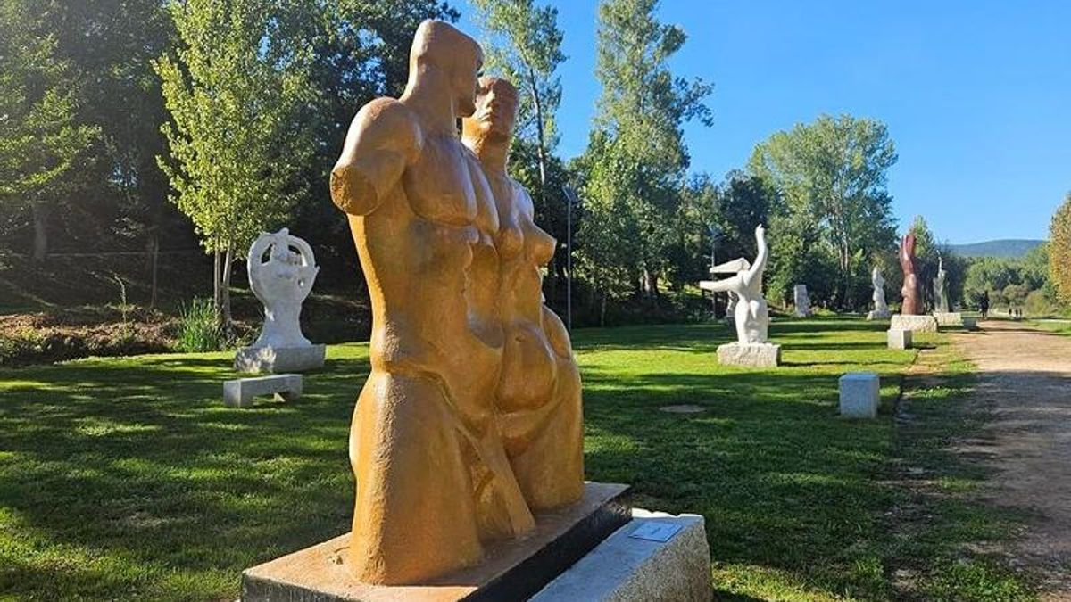Doce grandes esculturas de Arturo Nogueira coronan un nuevo espacio artístico al aire libre en Villadepalos