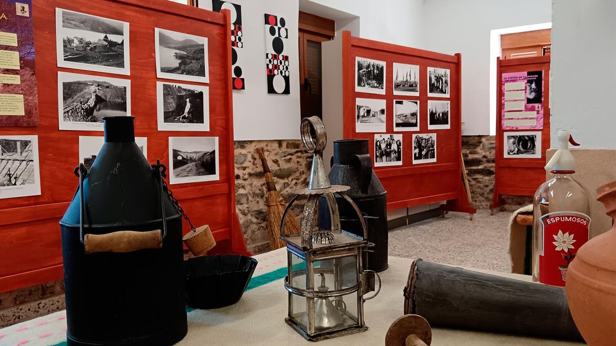 Exposición conmemorativa con fotos del leonés Luis Miguel Ramos Blanco y elementos etnográficos tradicionales aportados por la Asociación El Fuyaco.