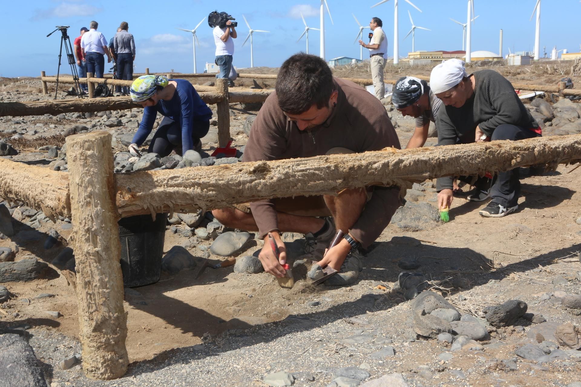 El Cabildo de Gran Canaria ejecuta el primer levantamiento de restos aborígenes en los Túmulos de Tenefé (ALEJANDRO RAMOS)