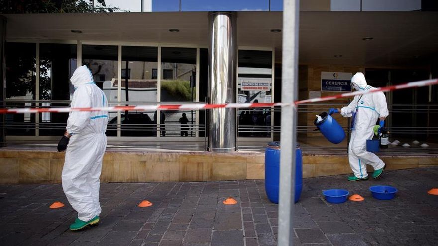 El Ejército desinfecta un centro de salud en Santa Cruz de Tenerife