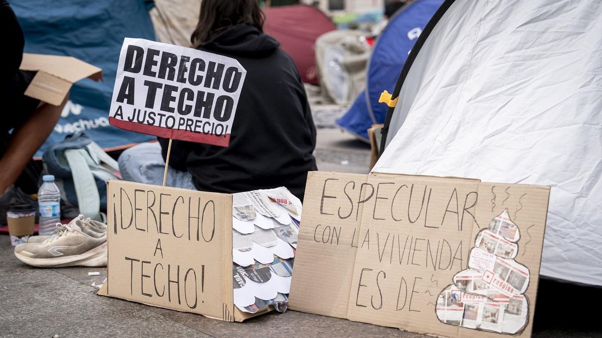 Concentración en tiendas de campaña en la Puerta del Sol para para exigir un cambio en la normativa sobre vivienda