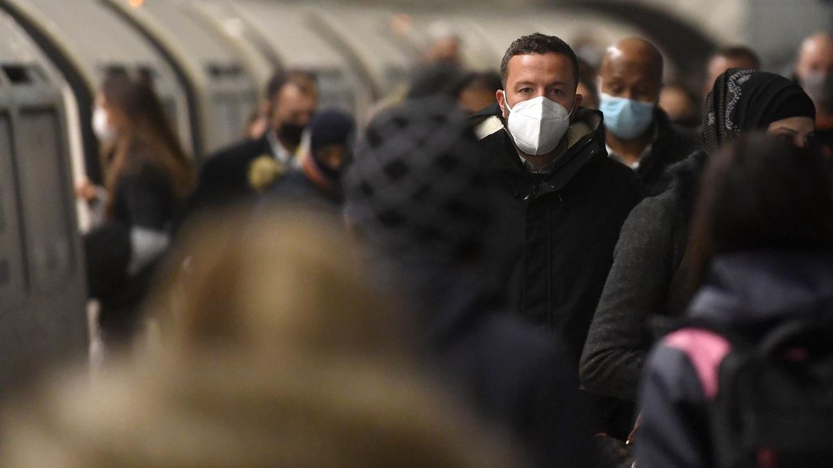 London (United Kingdom), 27/01/2022.- Passengers wear masks on an underground train station in London, Britain, 27 January 2022. As part of the lifting of Plan B restrictions in England, it is no longer legally compulsory to wear masks in indoor venues. However, some rail companies and Transport For London (TFL) still require passengers to wear face coverings. (Reino Unido, Londres)
