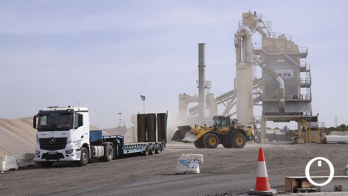 Planta asfáltica portátil situada junto a la autovía A-4