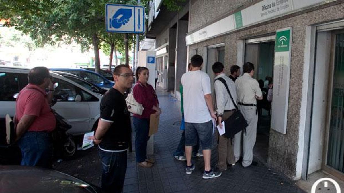 Cola del paro en una oficina de empleo de Córdoba en el año 2013