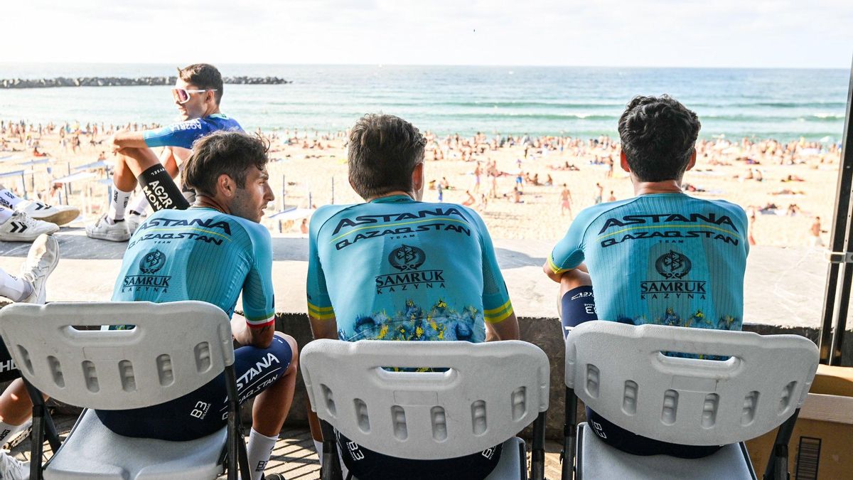 Ciclistas de Astaná en la Zurriola