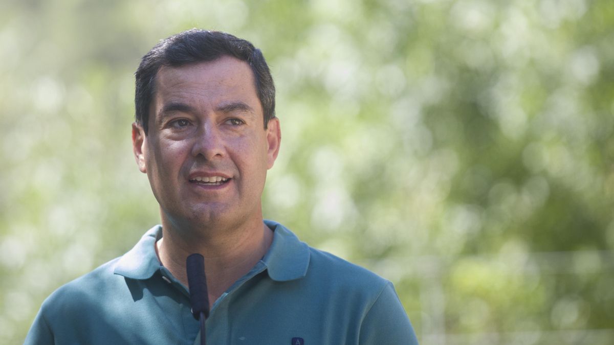 El presidente de la Junta de Andalucía, Juanma Moreno (c) en una imagen de archivo