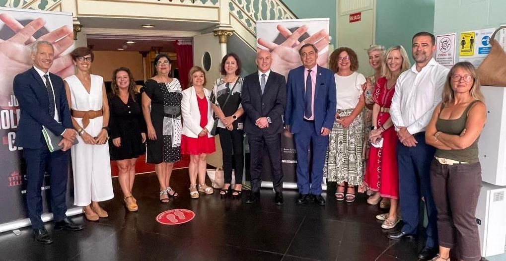 Foto de familia tras el acto de clausura.