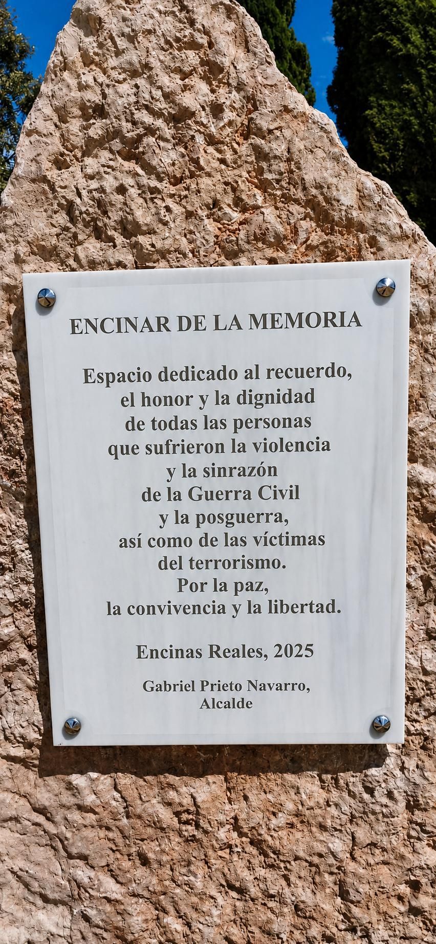 El texto de la placa, con las letras más legibles gracias a la inteligencia artificial.