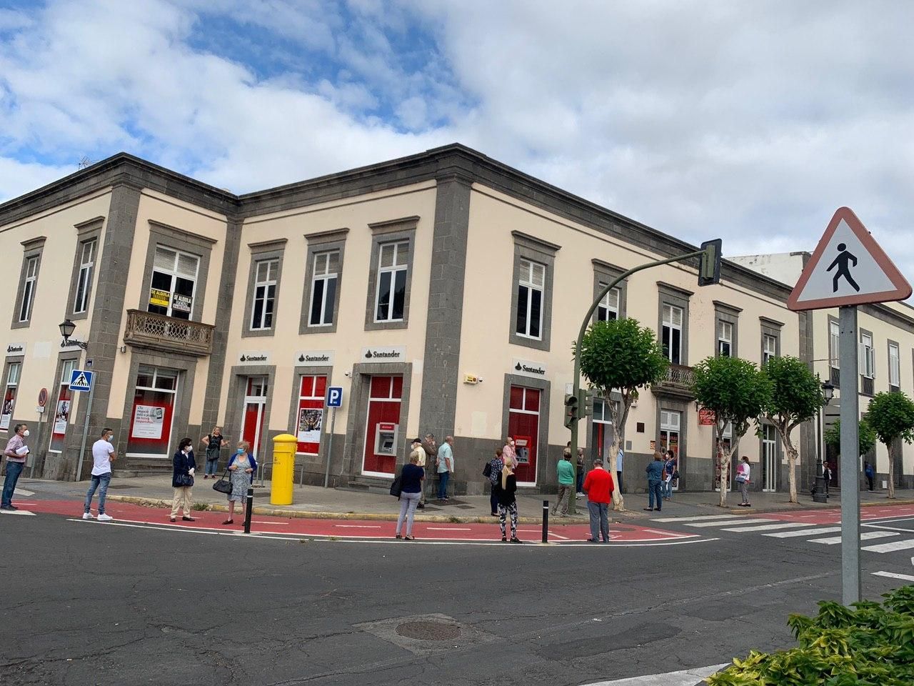 Gente haciendo cola por fuera de una sucursal bancaria en el primer día de la fase 1 en Las Palmas de Gran Canaria