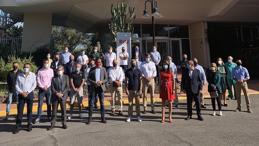 Políticos, empleados y directivos de Riu se unen para "salvar" el Hotel Oliva Beach en Fuerteventura