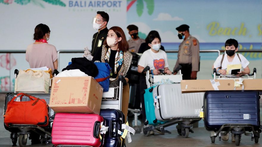 Pasajeros procedentes de Japón a su llegada al aeropuerto internacional de Ngurah Rai, en el primer vuelo del exterior que aterriza en la isla indonesia de Bali desde hace un año.
