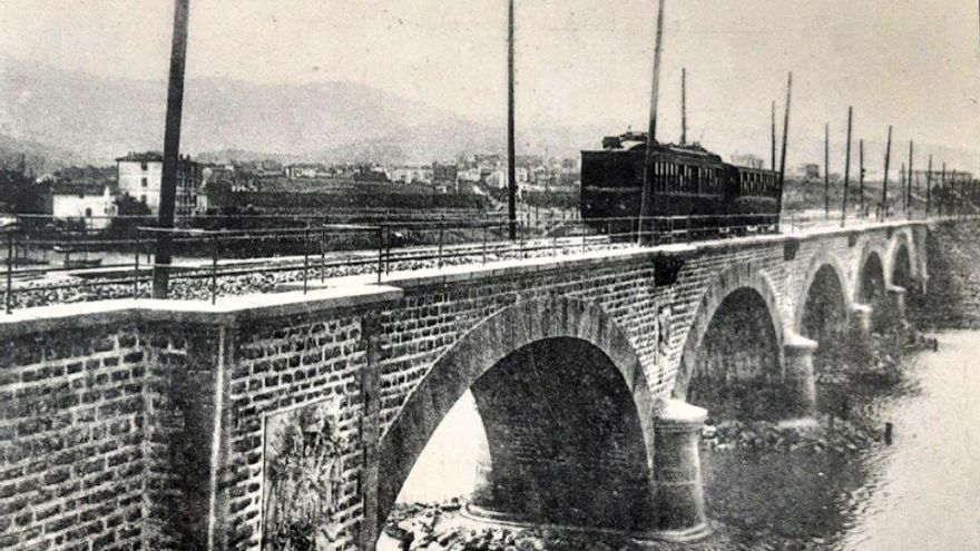 Ferrocarril eléctrico entre Donostia y Hendaia, el 'Topo' en 1912