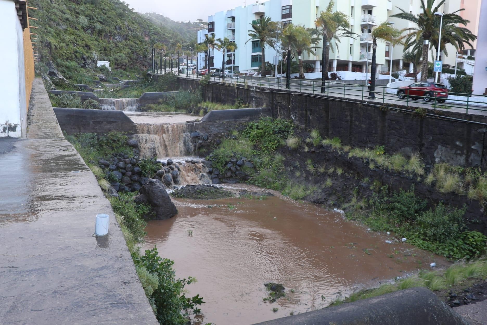 Barranco de las Nieves, este sábado, en el tramo urbano de Santa Cruz de La Palma, con caudal.