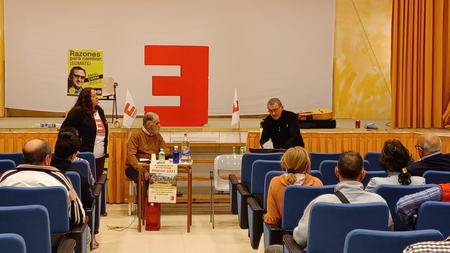 El candidato de +CUENCA Ahora-La España Vaciada durante un acto electoral en Beteta (Cuenca)
