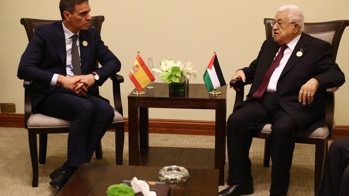 El presidente del Gobierno, Pedro Sánchez, se reúne con el presidente palestino, Mahmud Abbas, en los márgenes de la conferencia humanitaria sobre Gaza celebrada en Jordania