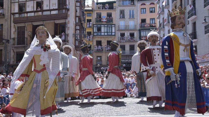 Una mañana con la comparsa de gigantes y cabezudos de Pamplona: 165 años de historia y pasión popular