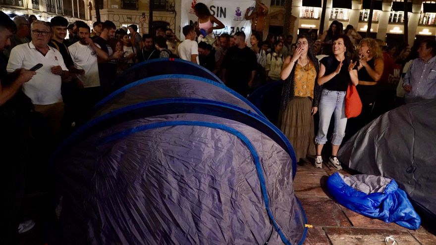 Algunas tiendas colocadas tras la concentración promovida por el Sindicato de Inquilinas en Málaga.