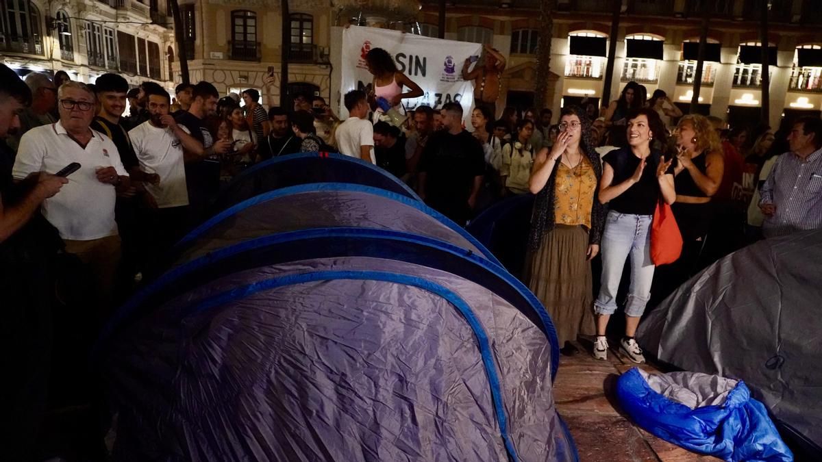 Algunas tiendas colocadas tras la concentración promovida por el Sindicato de Inquilinas en Málaga.