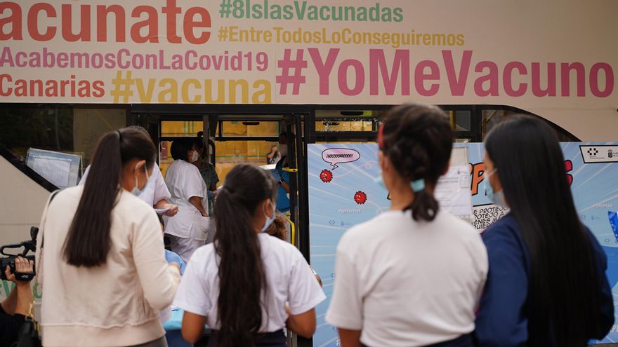 Varios niños hacen cola en la 'vacuguagua’ para ser vacunados en Gran Canaria, Islas Canarias