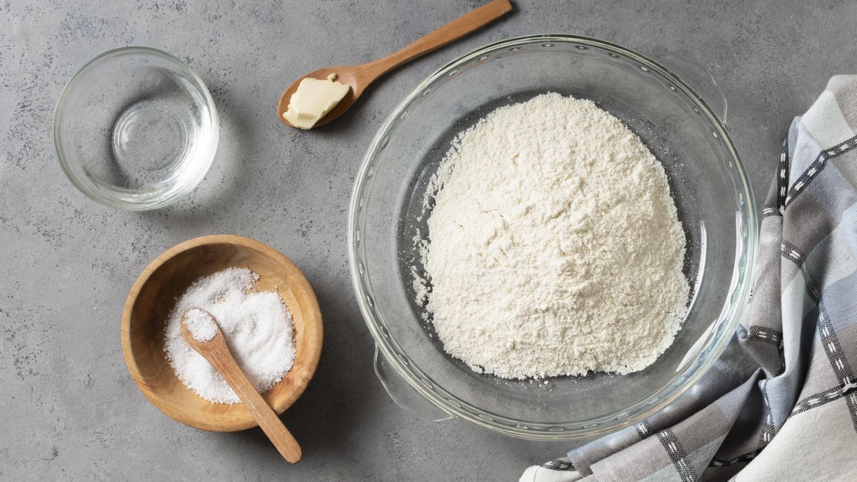 La harina la añadiremos directamente a la sartén e iremos vertiendo agua poco a poco para formar las migas