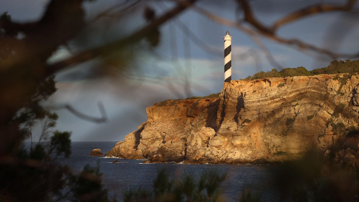 El faro des Moscater, típico del paisaje de Portinatx.