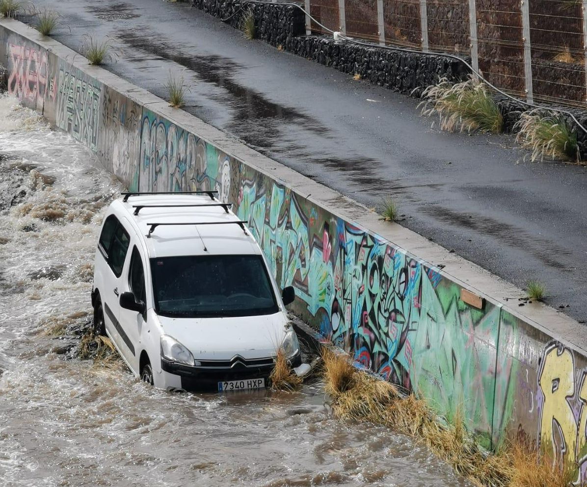 Vehículo arrastrado por el agua en el cauce de un barranco en Santa Cruz de Tenerife este martes, 20 de octubre
