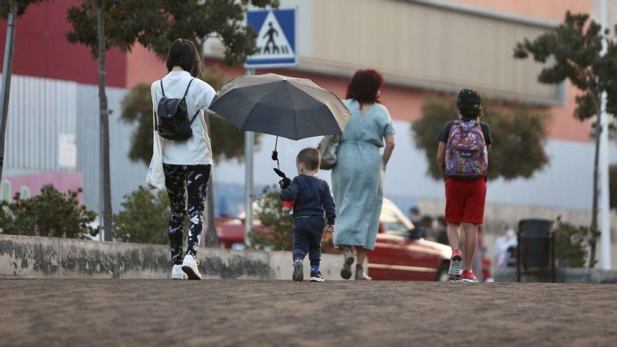 La ceniza ha hecho que se suspendan y se reanuden en numerosas ocasiones las clases presenciales en los municipios afectados por la erupción volcánica