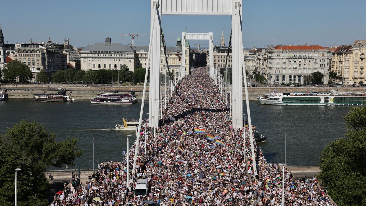 Las calles de Budapest se llenan durante la marcha del Orgullo prohibida por Orbán