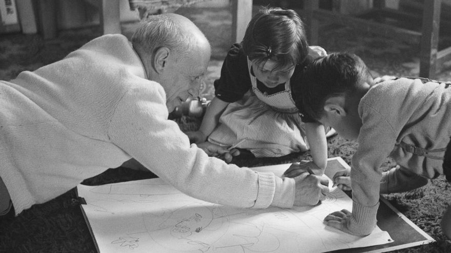 Lección de dibujo impartida por Picasso a sus hijos Claude Picasso y Paloma Picasso. Vallauris, 1953 | - Photo Edward Quinn, © edwardquinn.com- © Sucesión Pablo Picasso, VEGAP, Madrid, 2023