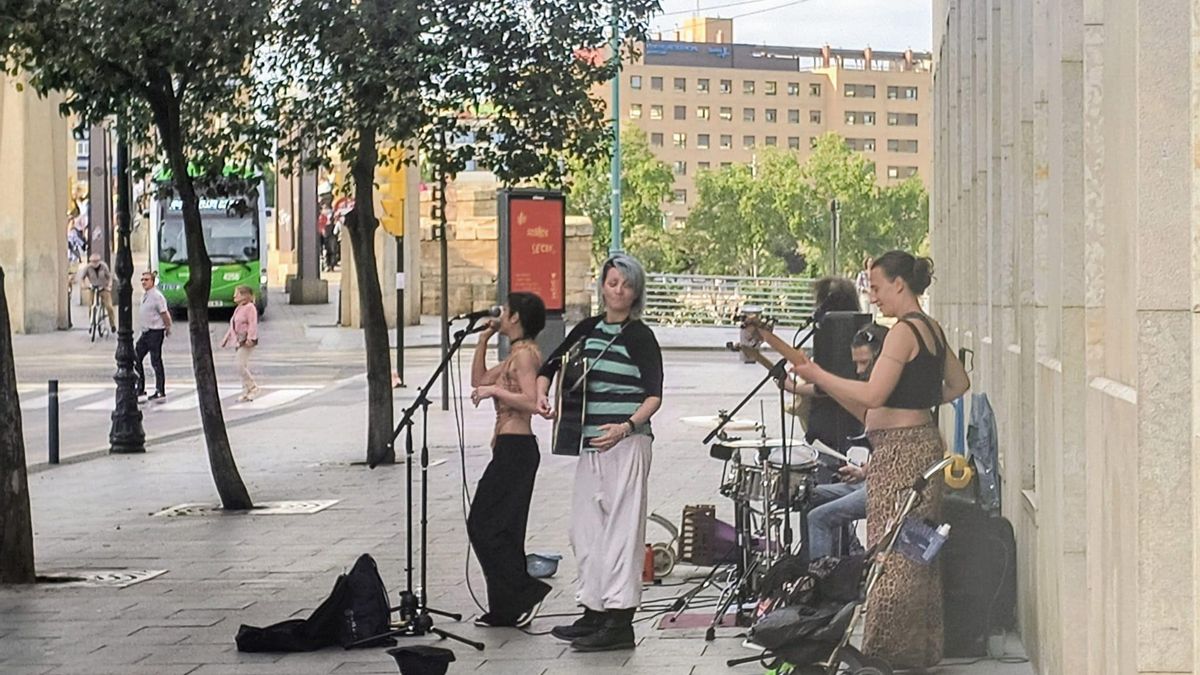 Cantando en la calle Don Jaime.