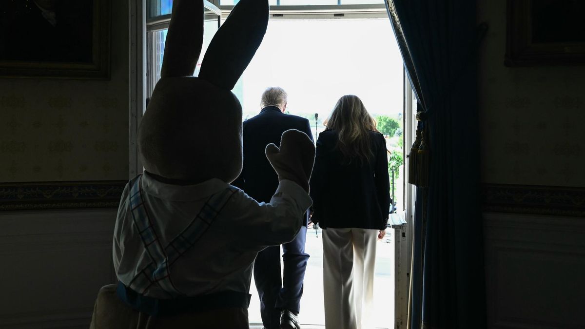 Trump y Melania durante la celebración de la Pascua en la Casa Blanca este lunes.